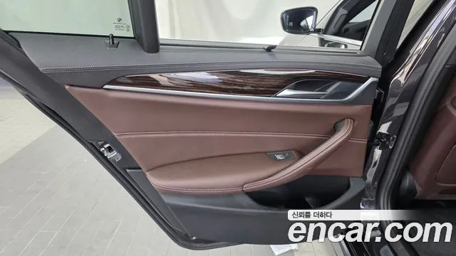 BMW 5 Series G30 — Фото автомобиля 14