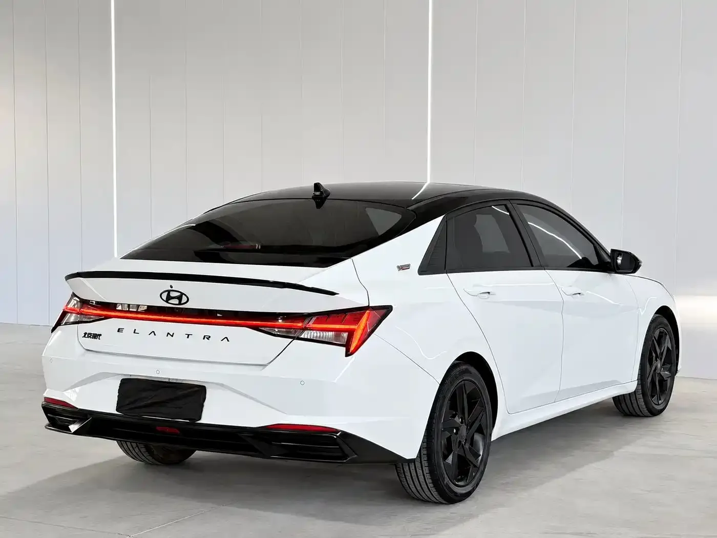 Hyundai Elantra 2022 1.5L CVT 20th Anniversary Edition — Фото автомобиля 4