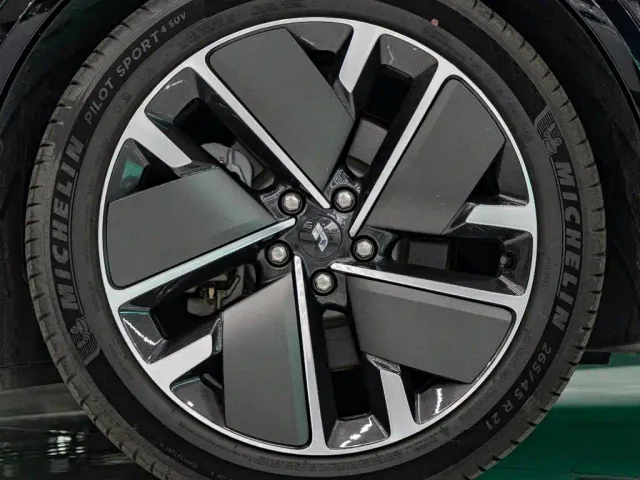 Li Auto L8 — Фото автомобиля 5
