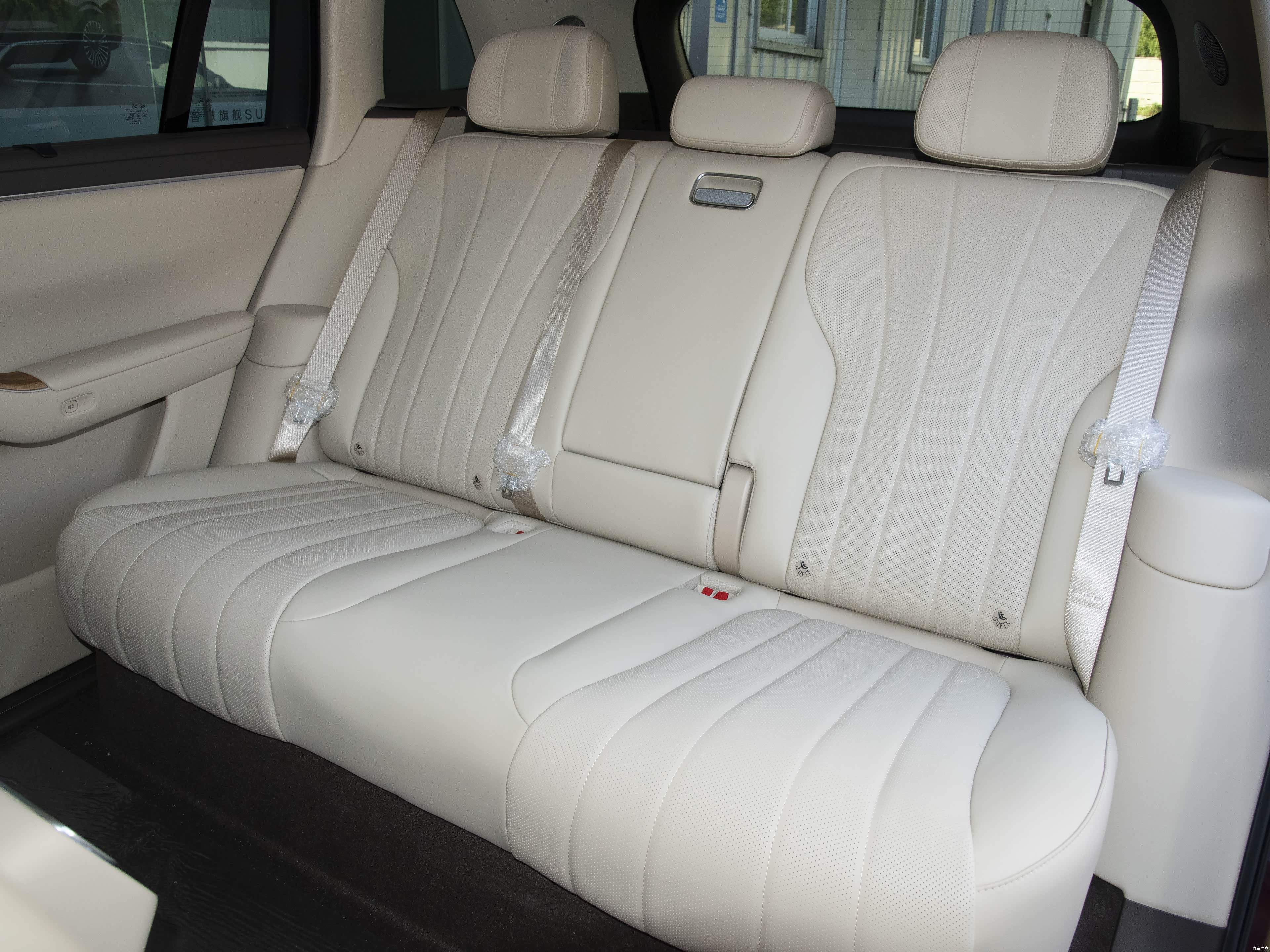 AITO M7 EREV MAX 5 seats 4wd — Фото автомобиля 7