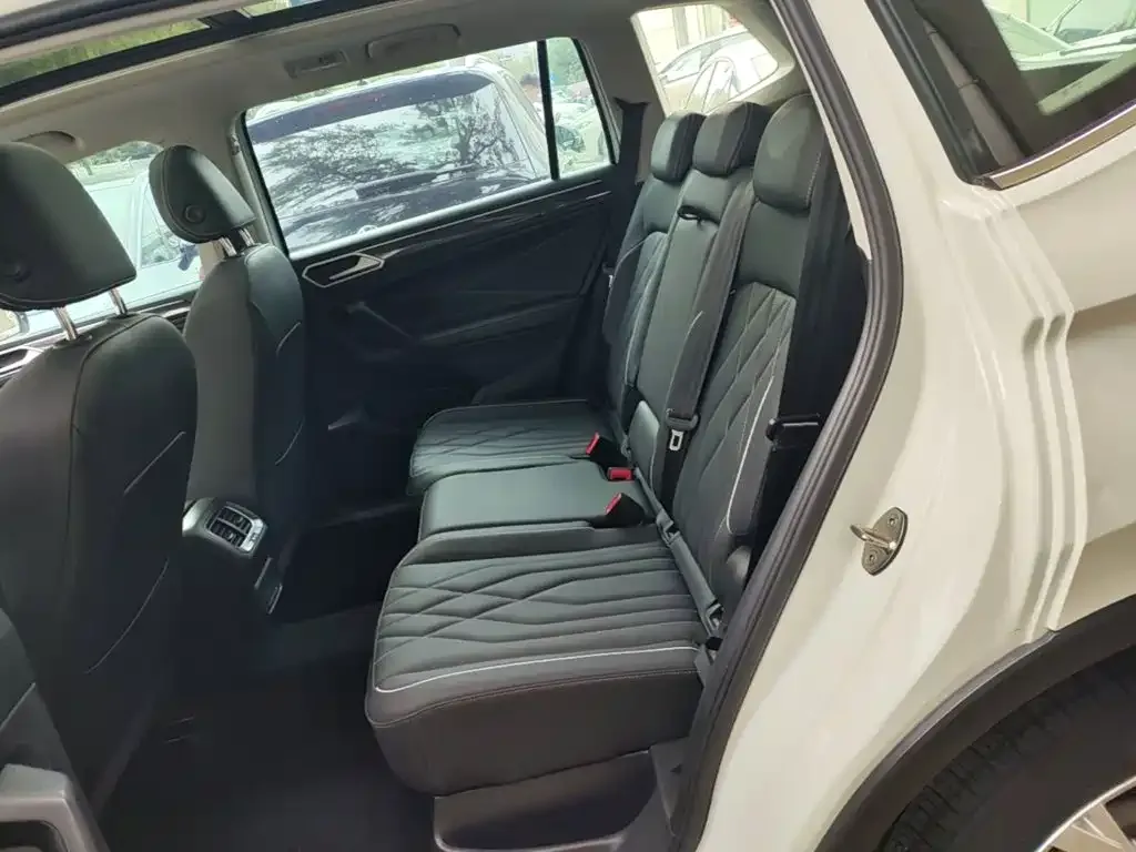 Volkswagen Tiguan L 2024 Outstanding 300TSI Auto 2WD Dragon Soaring Edition — Фото автомобиля 16