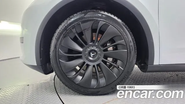 Tesla Model Y — Фото автомобиля 5