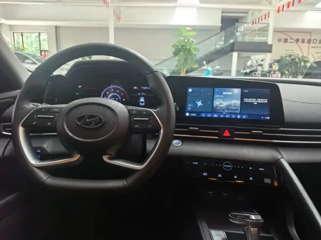 Hyundai Elantra 2022 1.5L CVT LUX Premium Edition — Фото автомобиля 16