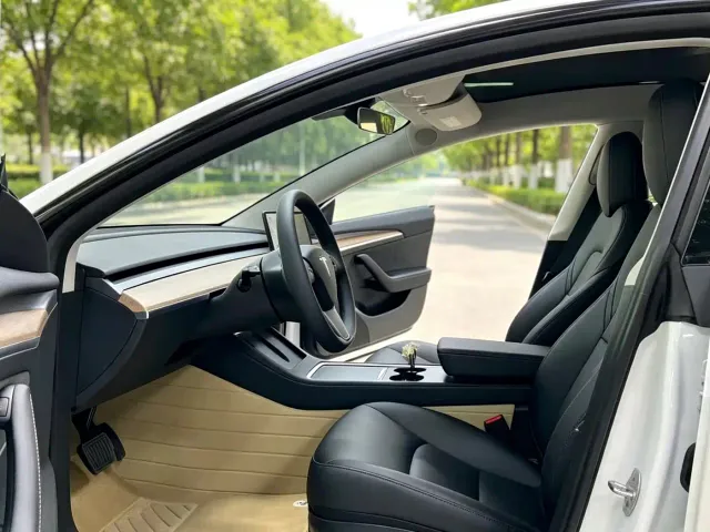 Tesla Model 3 — Фото автомобиля 6