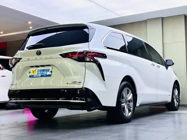 Toyota Sienna — Фото автомобиля 4
