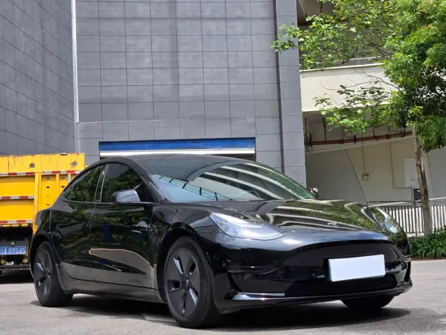 Tesla Model 3 — Фото автомобиля 3