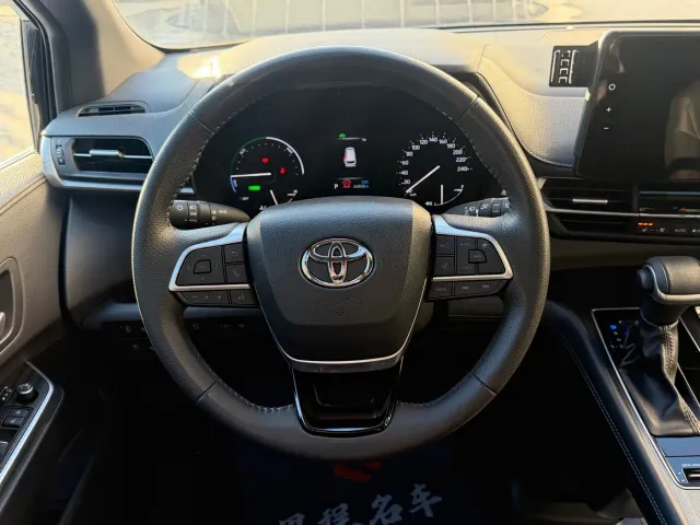 Toyota Sienna — Фото автомобиля 14