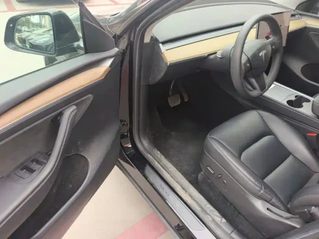 Tesla Model Y — Фото автомобиля 15