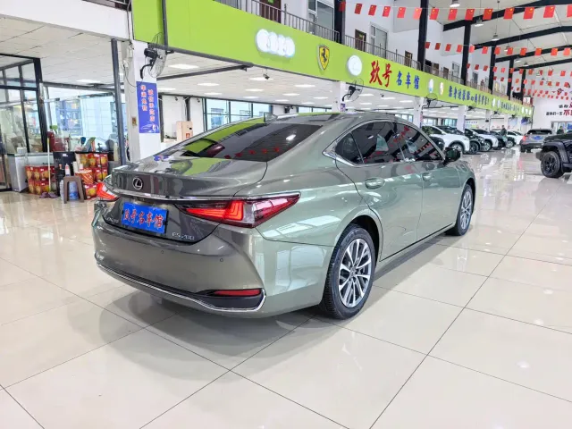 Lexus ES — Фото автомобиля 16