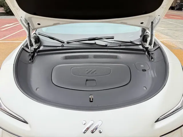 IM Motors LS6 — Фото автомобиля 17