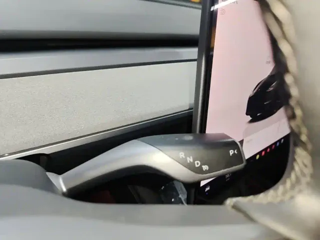 Tesla Model Y — Фото автомобиля 13