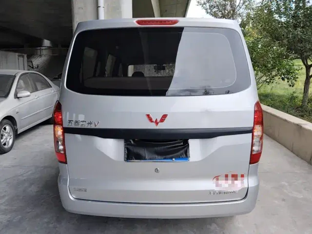 Wuling Hongguang V — Фото автомобиля 5