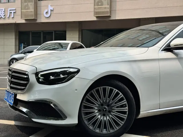 Mercedes-Benz E-Class — Фото автомобиля 4