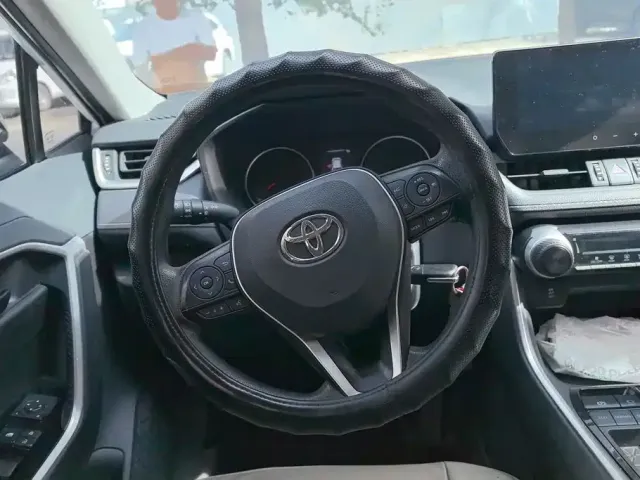 Toyota RAV4 — Фото автомобиля 15