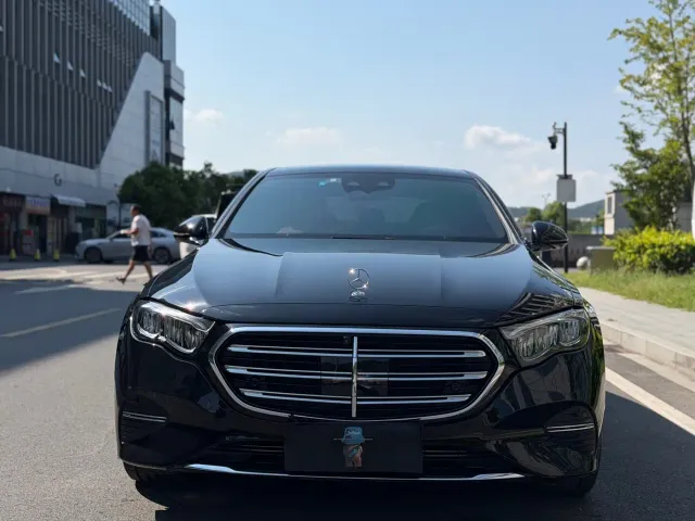 Mercedes-Benz E-Class — Фото автомобиля 2
