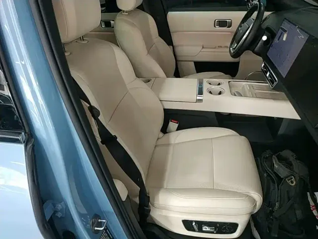 Li Auto L8 — Фото автомобиля 24