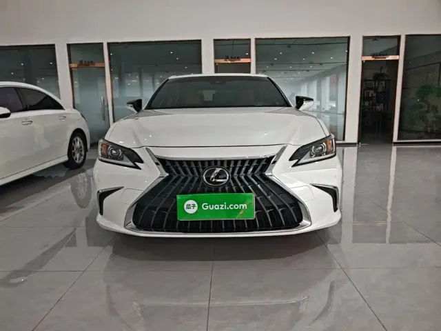 Lexus ES — Фото автомобиля 2