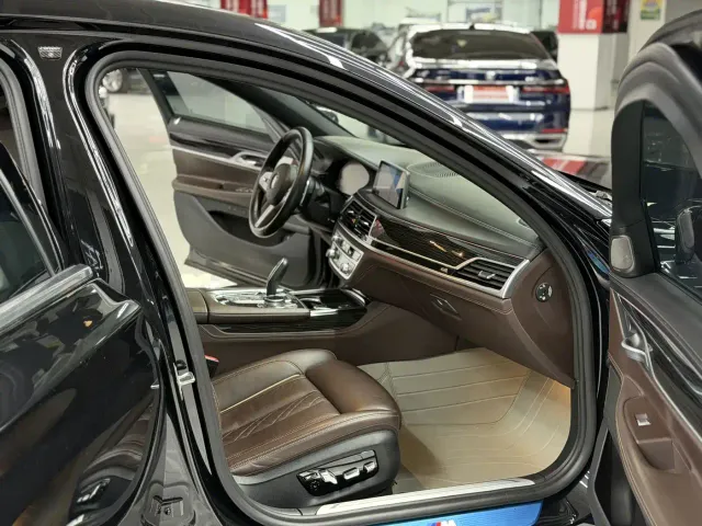 BMW 7 Series — Фото автомобиля 7