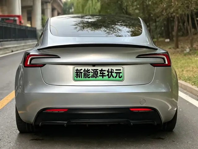 Tesla Model 3 — Фото автомобиля 8