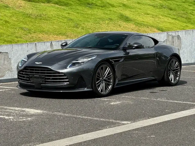 Aston Martin DB12 — Фото автомобиля 8