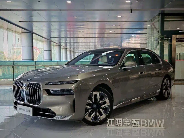 Фотография автомобиля — BMW i7