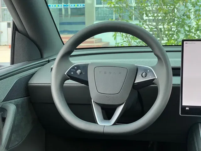 Tesla Model Y L — Фото автомобиля 18