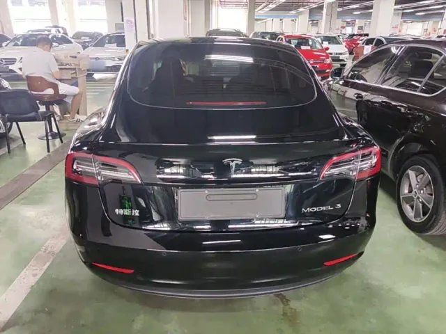 Tesla Model 3 — Фото автомобиля 5