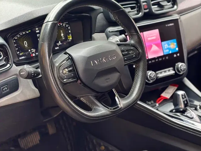 Lynk & Co 03 — Фото автомобиля 4