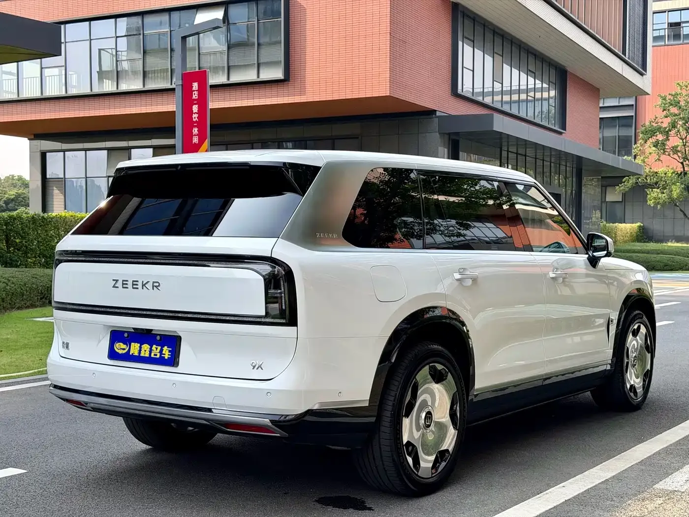 ZEEKR Zeekr 9X 2025 model Ultra Edition 70kWh — Фото автомобиля 7