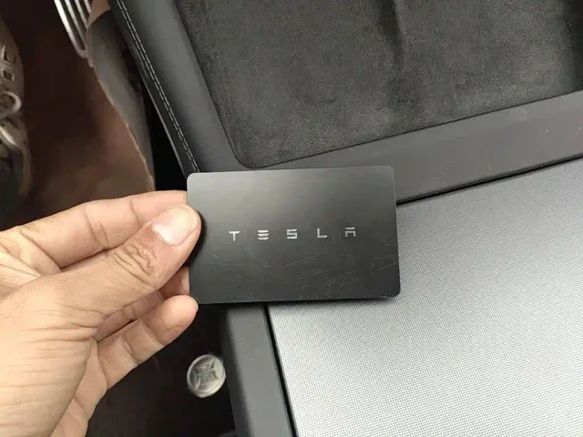 Tesla Model 3 — Фото автомобиля 8