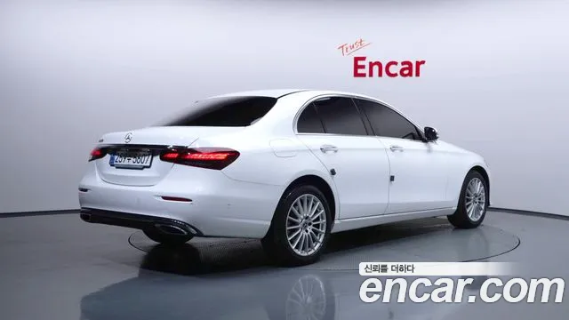 Mercedes-Benz E-Class — Фото автомобиля 2