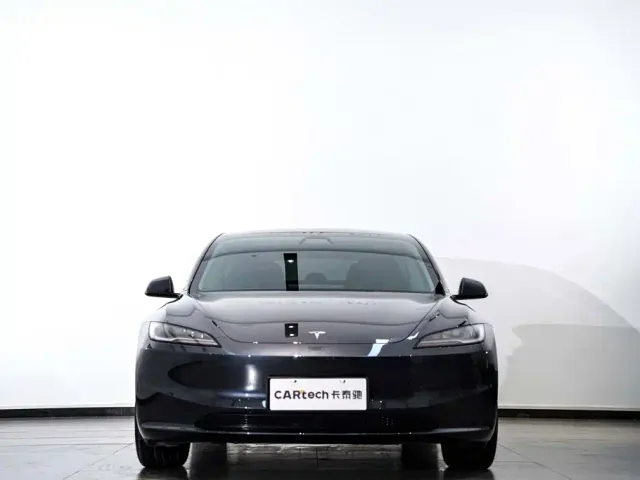 Tesla Model 3 — Фото автомобиля 4