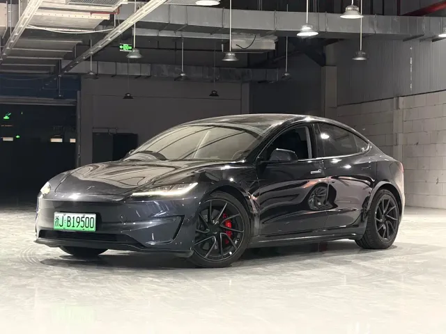 Фотография автомобиля — Tesla Model 3