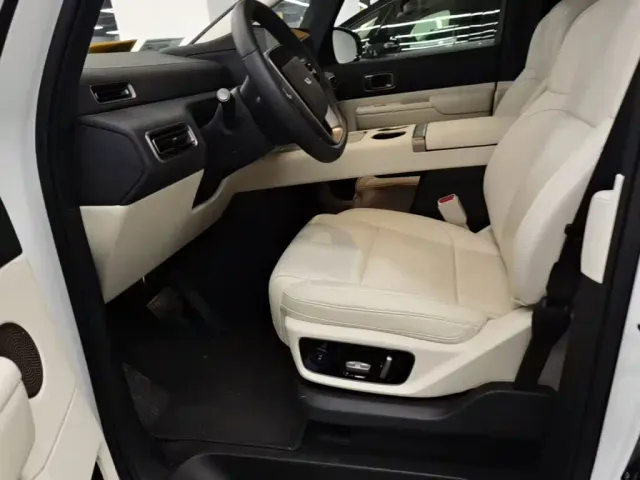Li Auto MEGA — Фото автомобиля 14