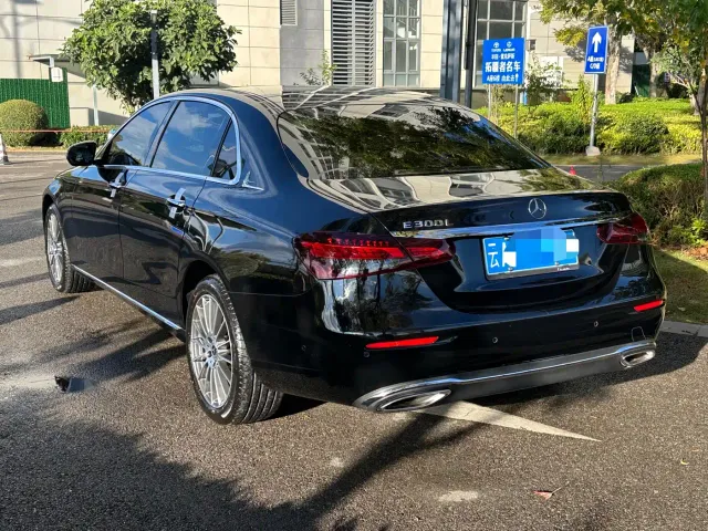 Mercedes-Benz E-Class — Фото автомобиля 4