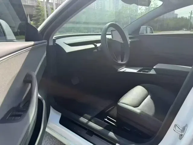 Tesla Model 3 — Фото автомобиля 4