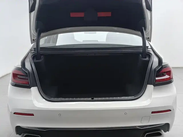 BMW 5 Series — Фото автомобиля 16