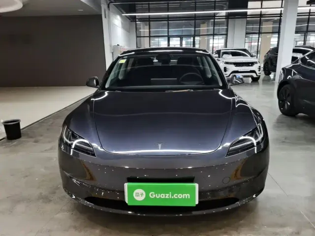 Tesla Model 3 — Фото автомобиля 2