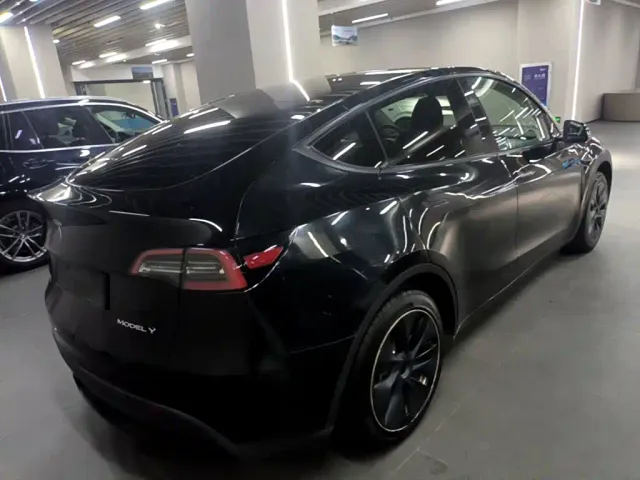 Tesla Model Y — Фото автомобиля 6