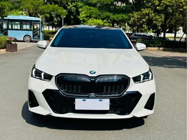 BMW 5 Series — Фото автомобиля 2