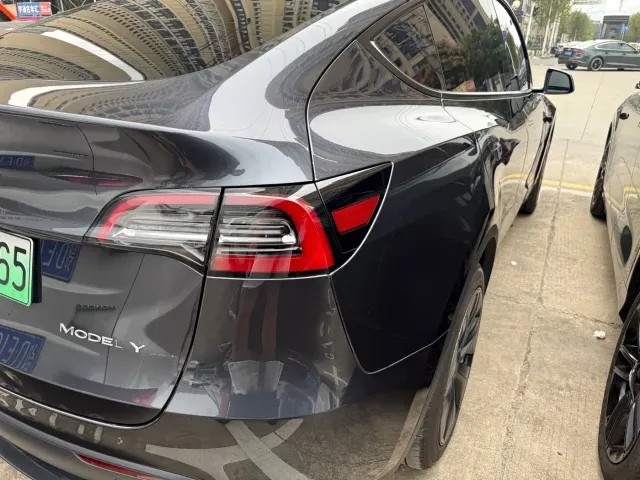 Tesla Model Y — Фото автомобиля 9