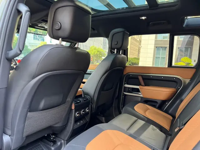 Land Rover Defender — Фото автомобиля 11