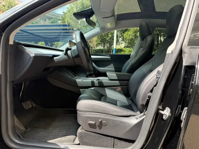 Tesla Model Y — Фото автомобиля 5