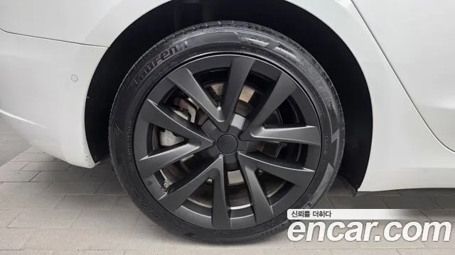 Tesla Model 3 — Фото автомобиля 5