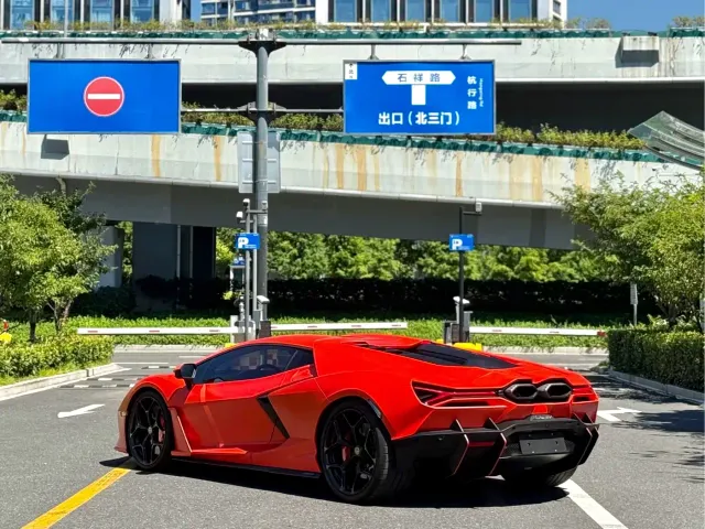 Lamborghini Revuelto — Фото автомобиля 9