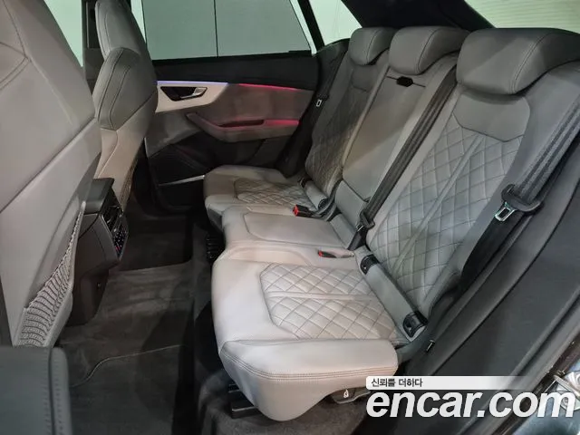Audi Q8 55 TFSI quattro Premium — Фото автомобиля 12