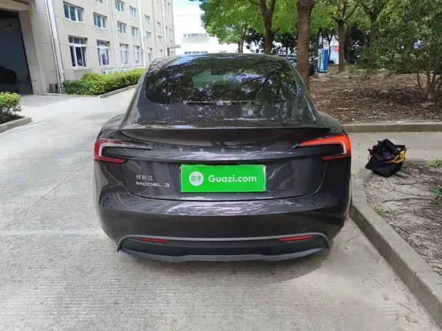Tesla Model 3 — Фото автомобиля 5
