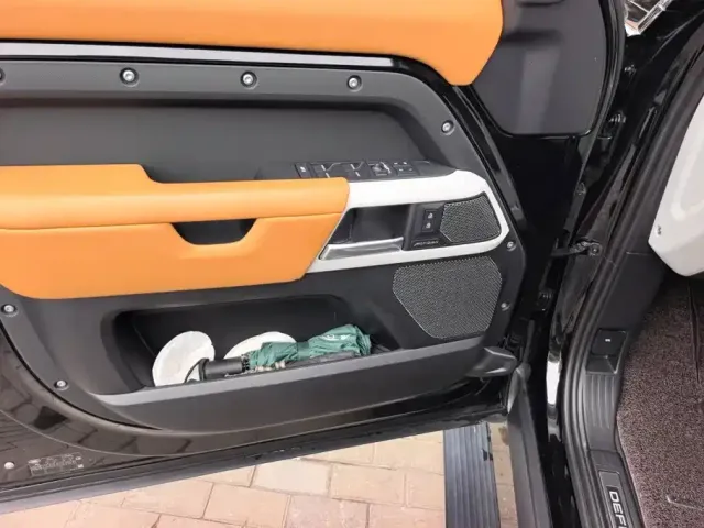 Land Rover Defender — Фото автомобиля 7