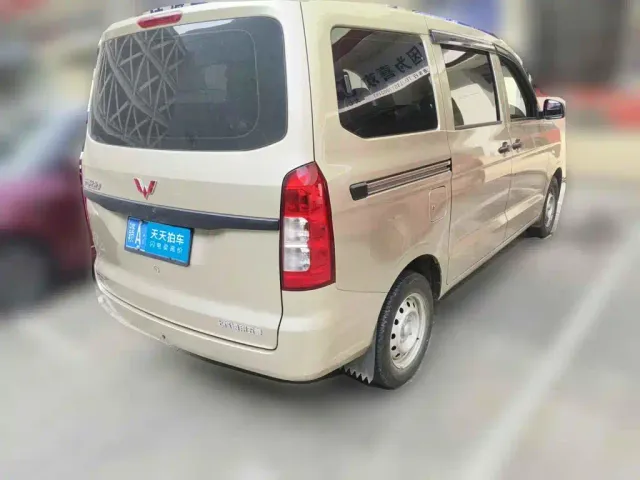 Wuling Hongguang V — Фото автомобиля 5