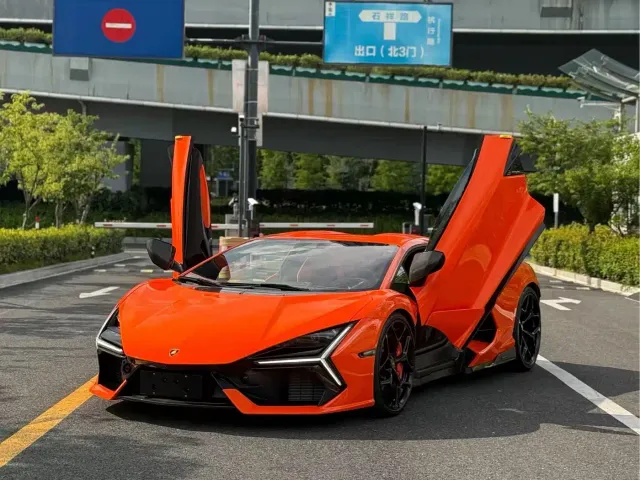 Lamborghini Revuelto — Фото автомобиля 2
